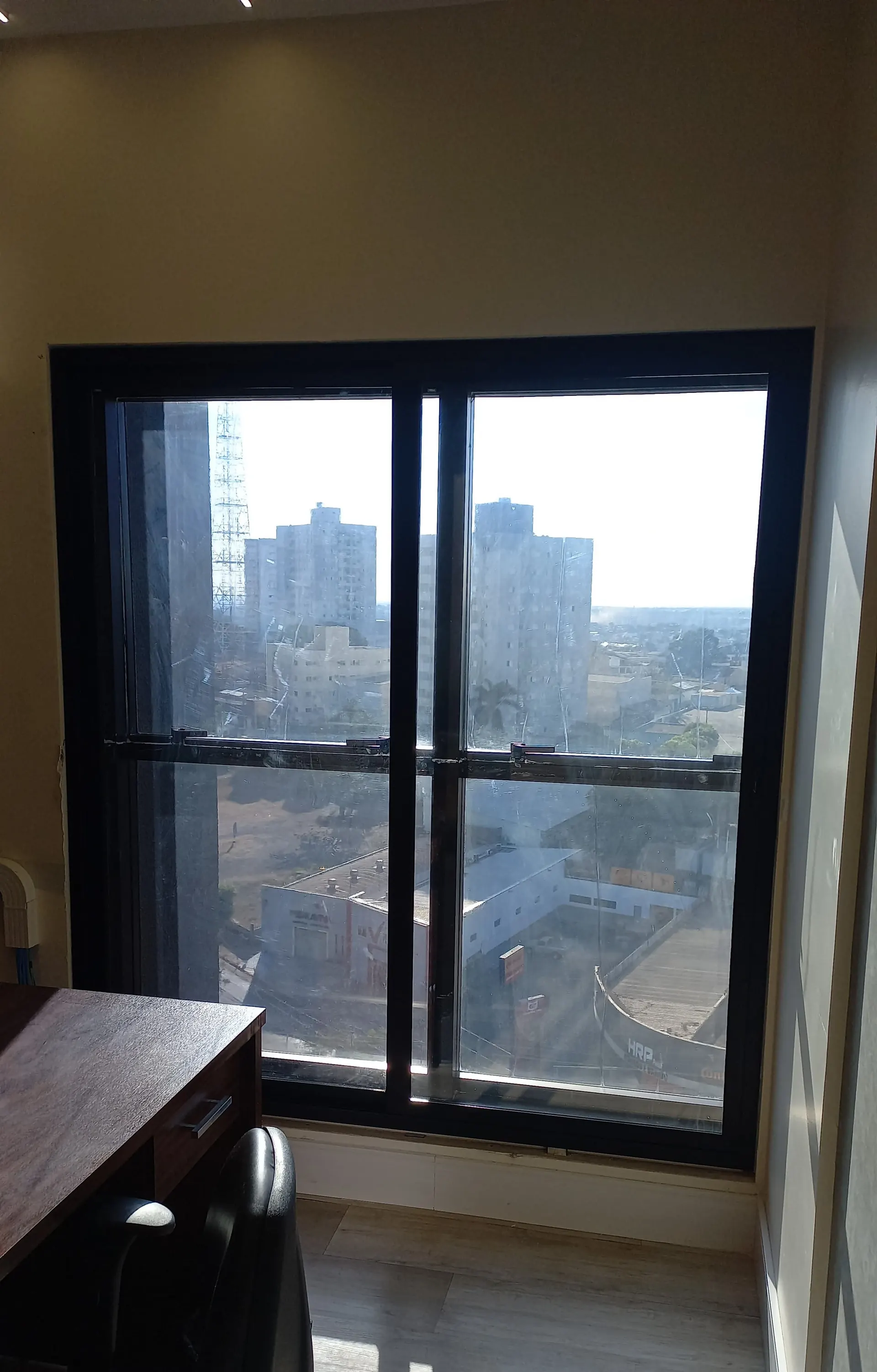 Janela acústica de sobrepor instalada em apartamento, exemplo do trabalho da Silencium em Brasília