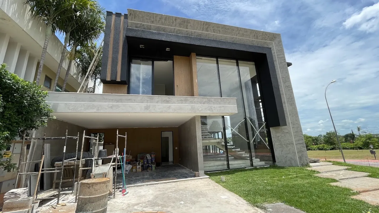 Entrada principal da Casa Jardins Valência, com porta em ACM e pé-direito duplo