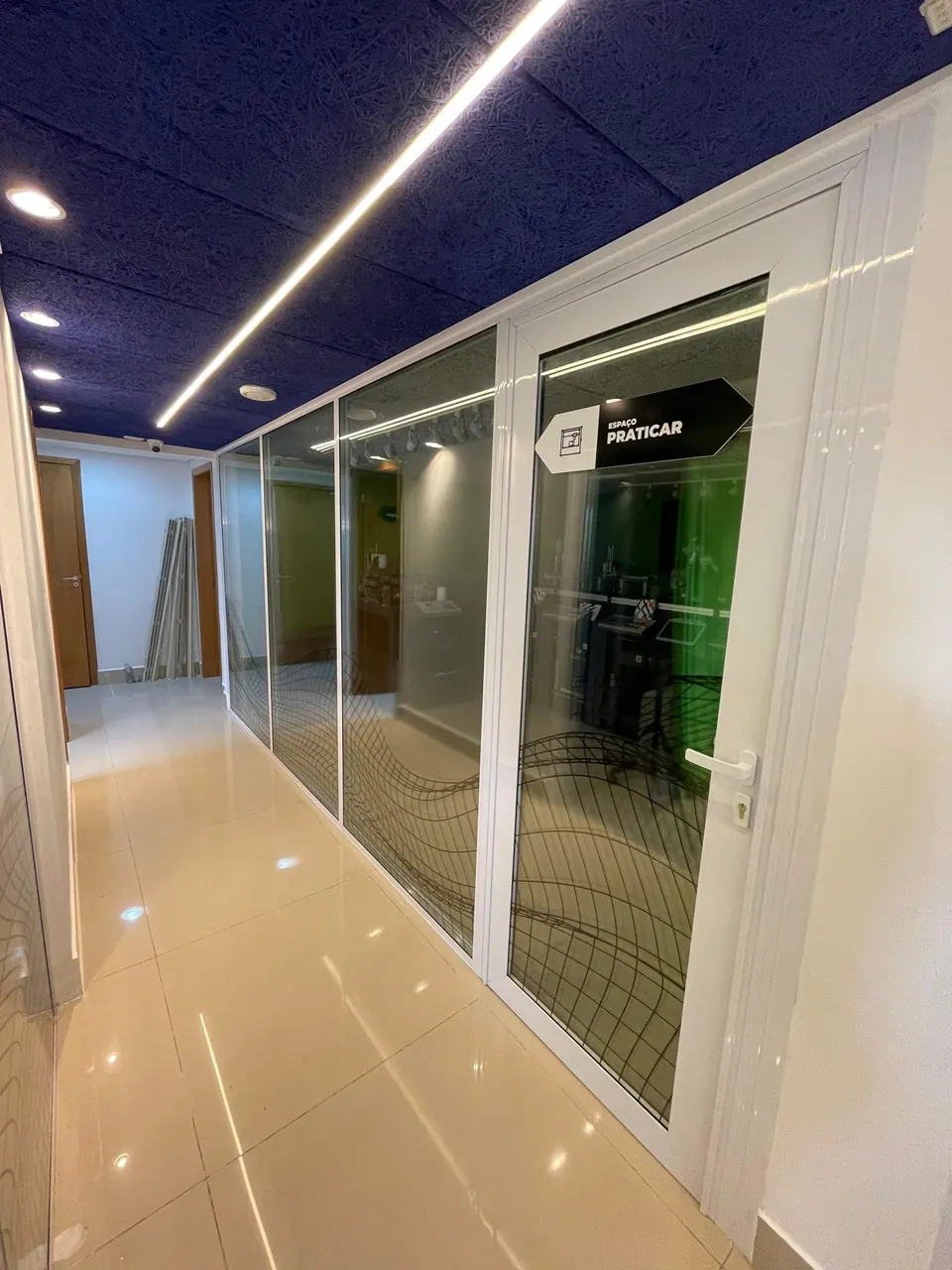 Divisória acústica de vidro instalada em escritório corporativo — foto 1