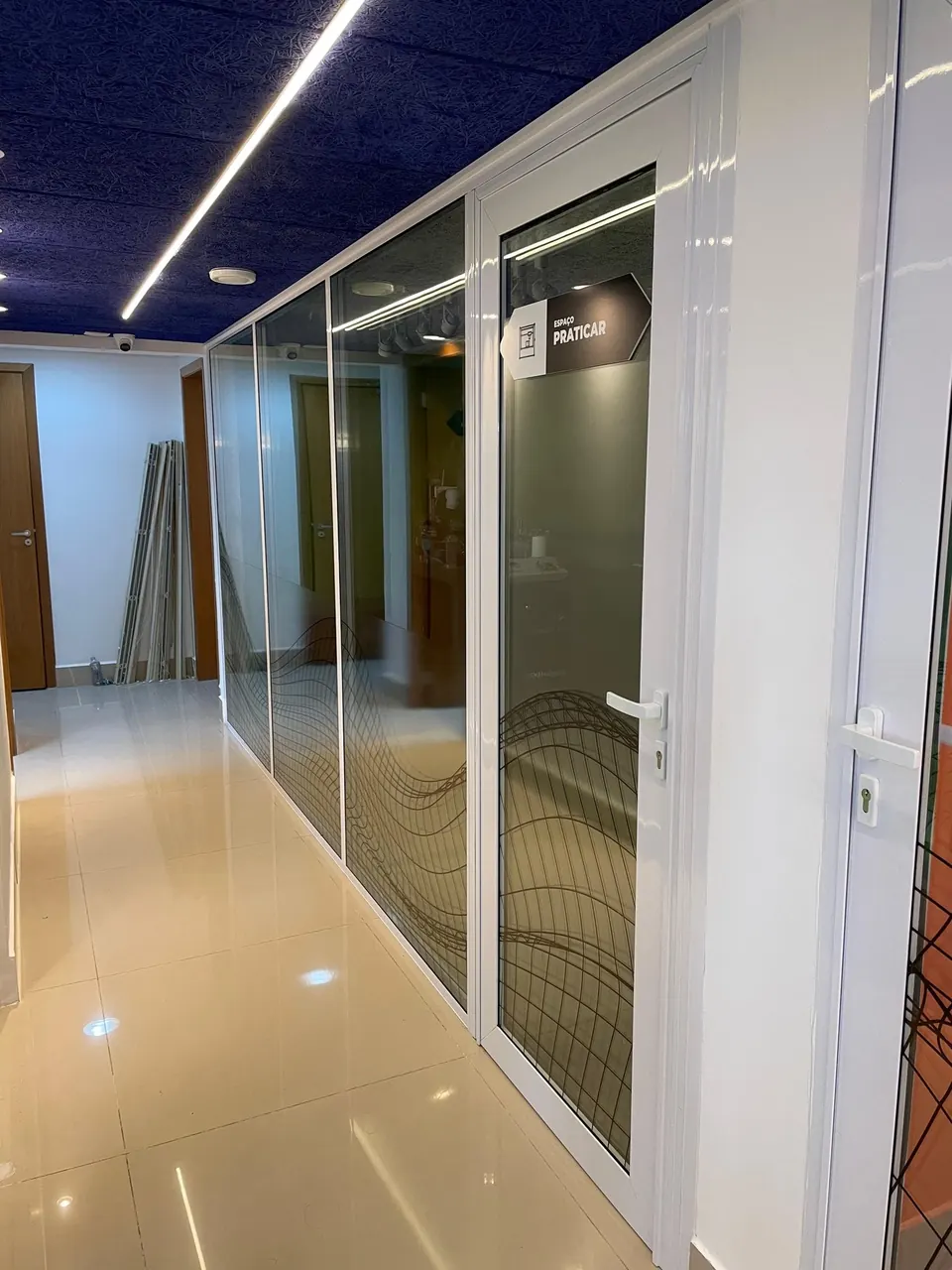 Divisória acústica de vidro instalada em escritório corporativo — foto 2