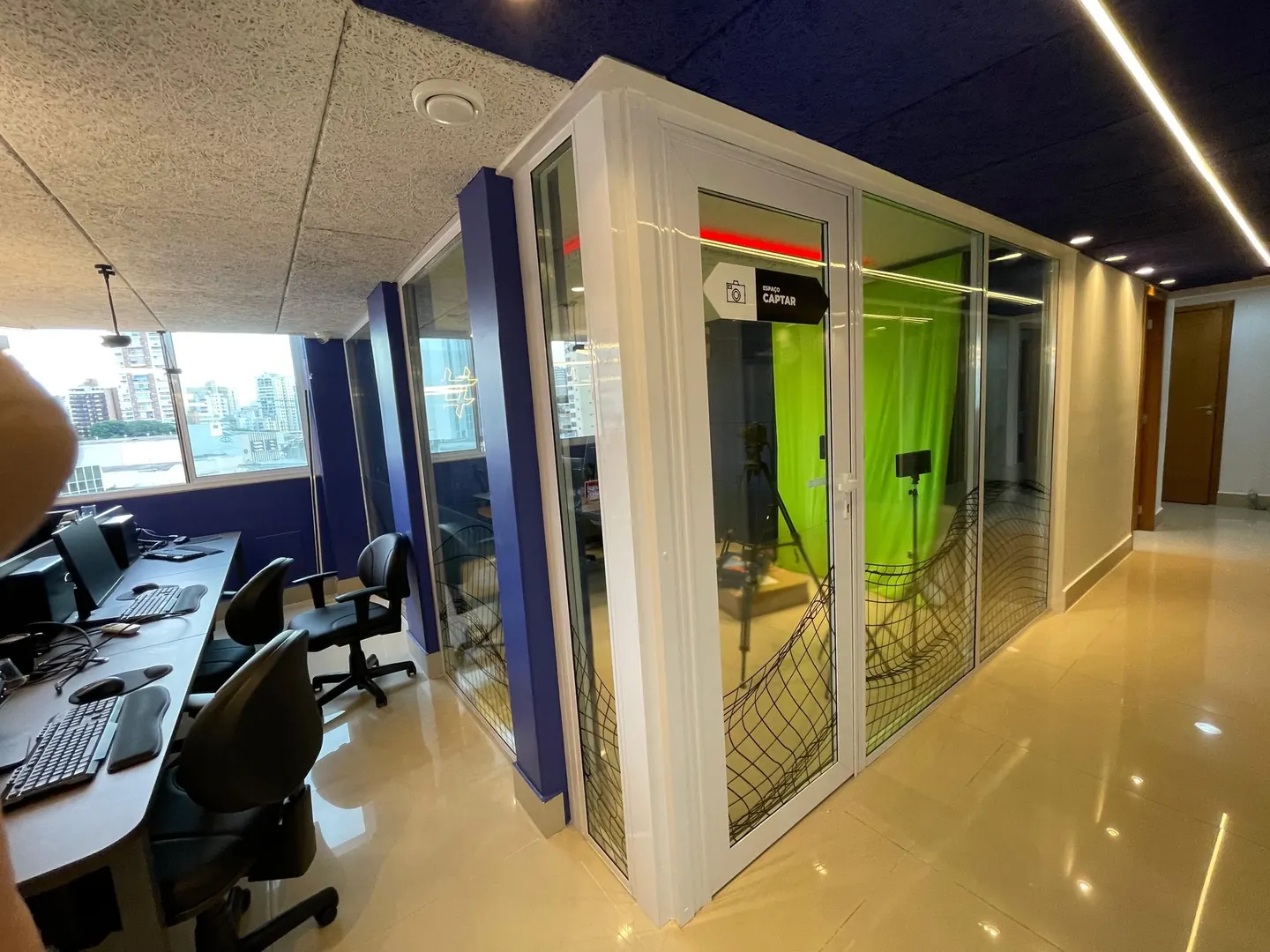Divisória acústica de vidro instalada em escritório corporativo — foto 3