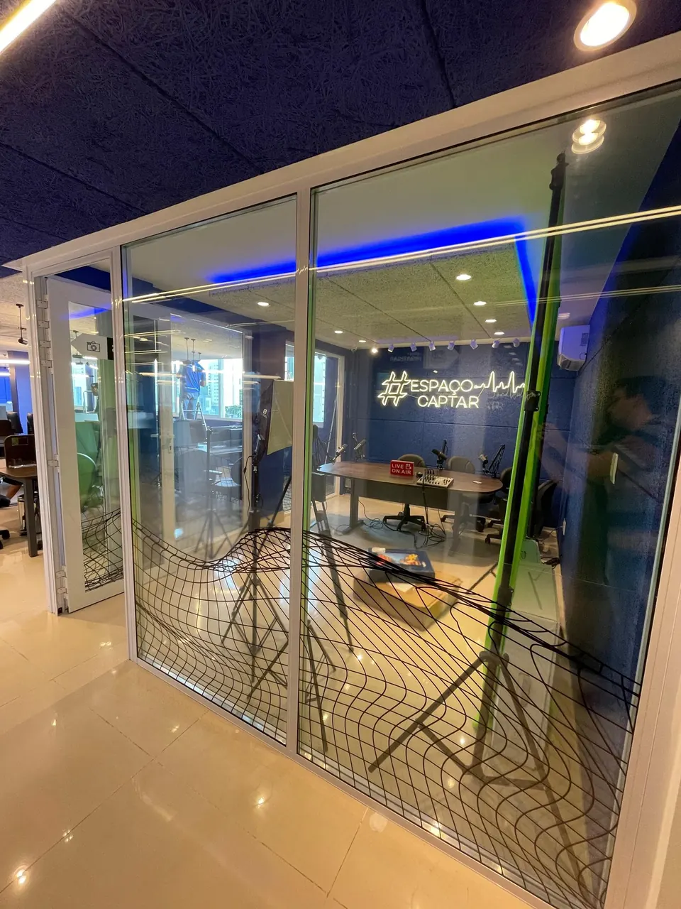Divisória acústica de vidro instalada em escritório corporativo — foto 4