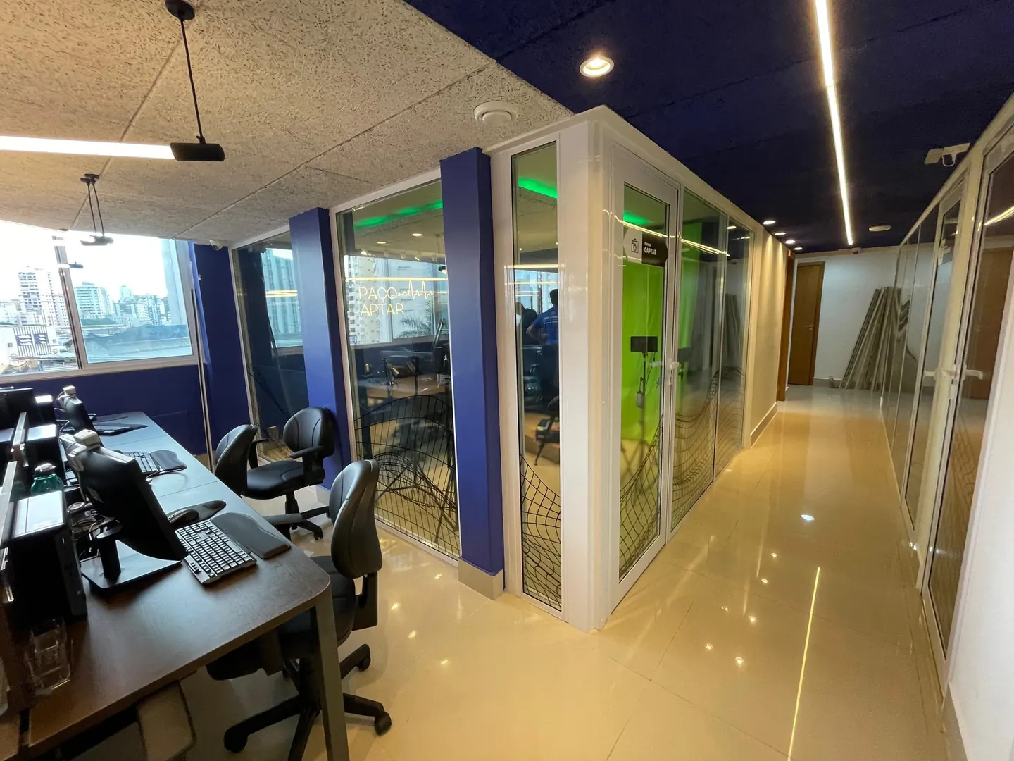 Divisória acústica de vidro instalada em escritório corporativo — foto 5