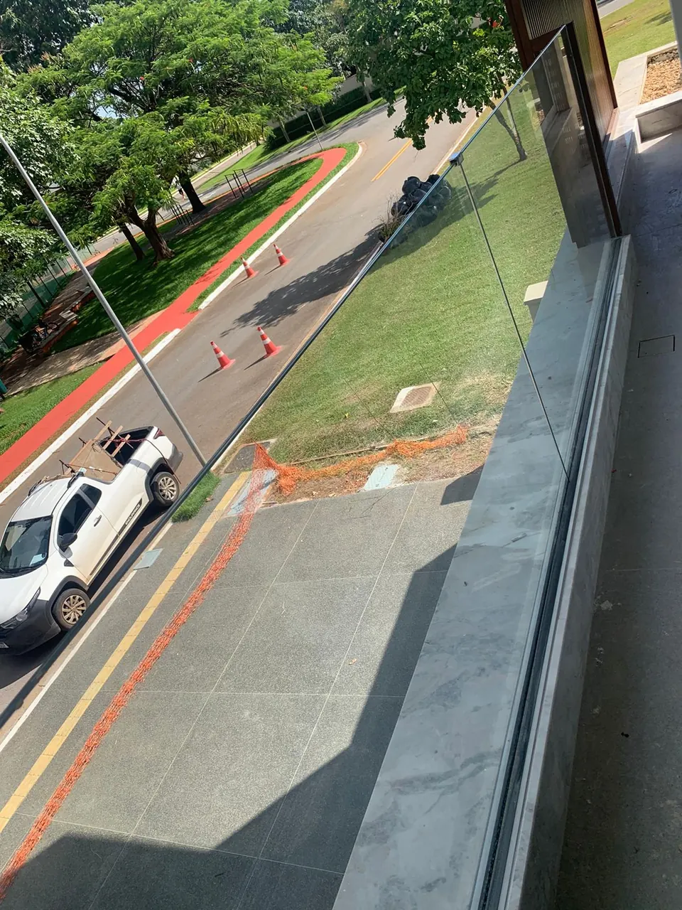 Guarda-corpo de vidro laminado com fixação estrutural em alumínio — foto 1