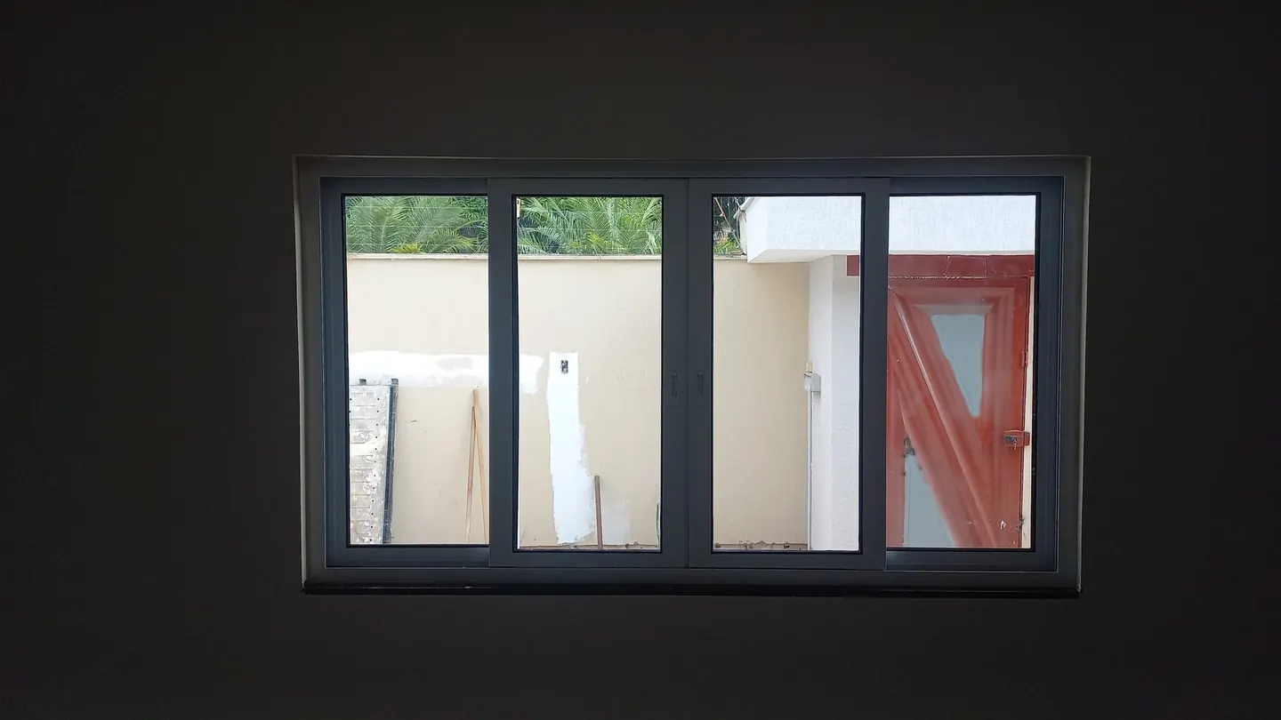 Detalhe do encontro entre o perfil de alumínio e a alvenaria