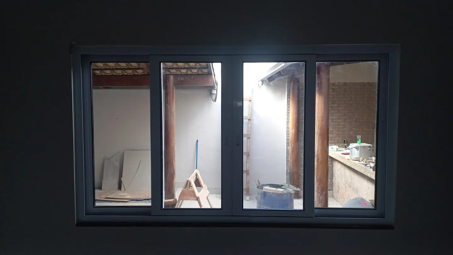 Janela acústica de embutir instalada em quarto