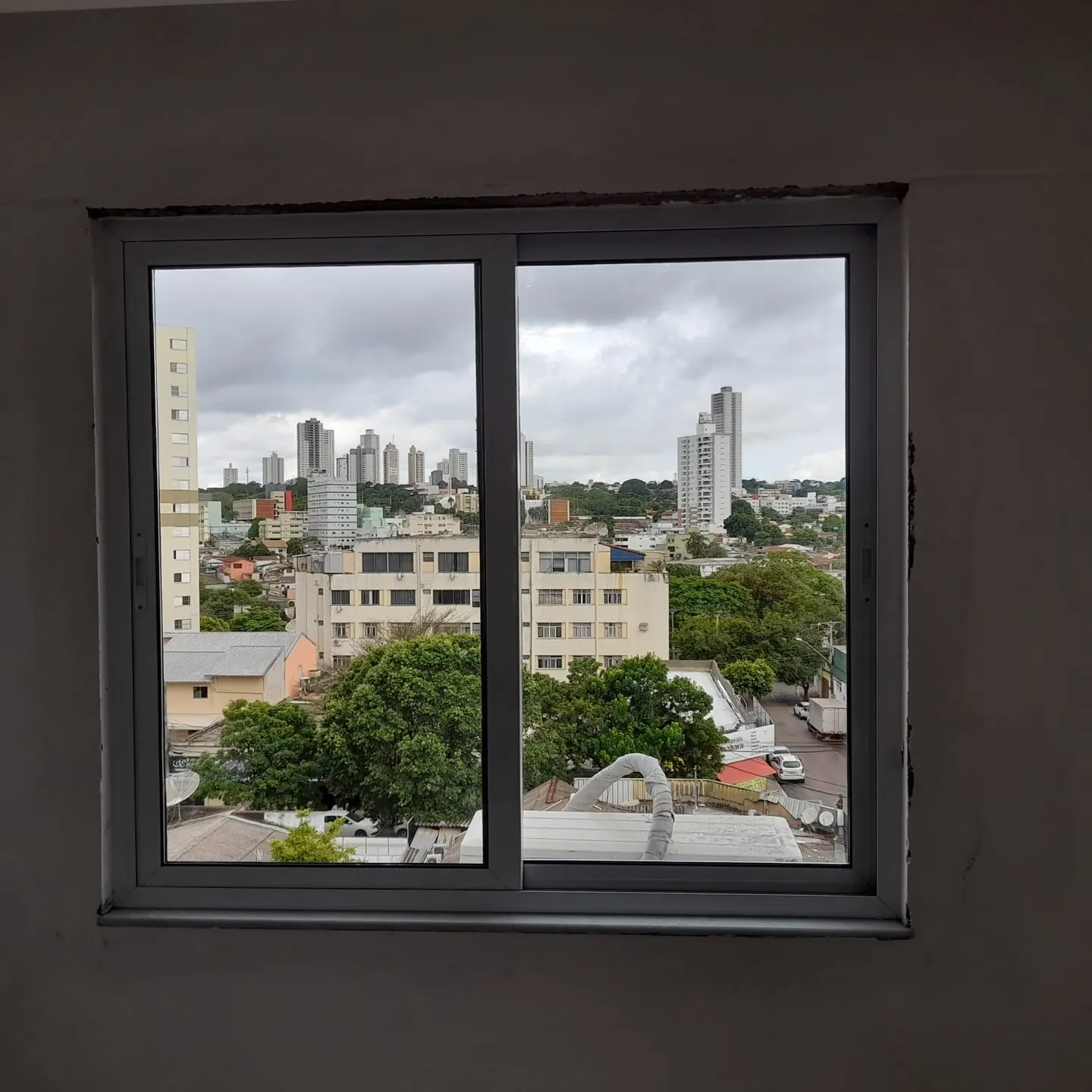 Janela acústica de embutir com vista para a cidade, em andar alto