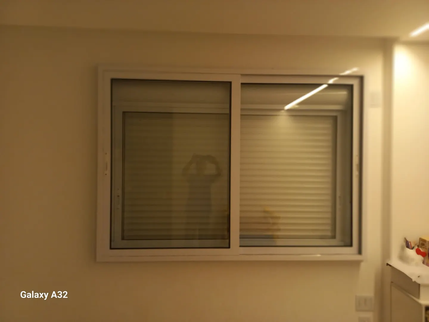 Janela acústica de sobrepor instalada em apartamento, pelo lado interno — foto 1