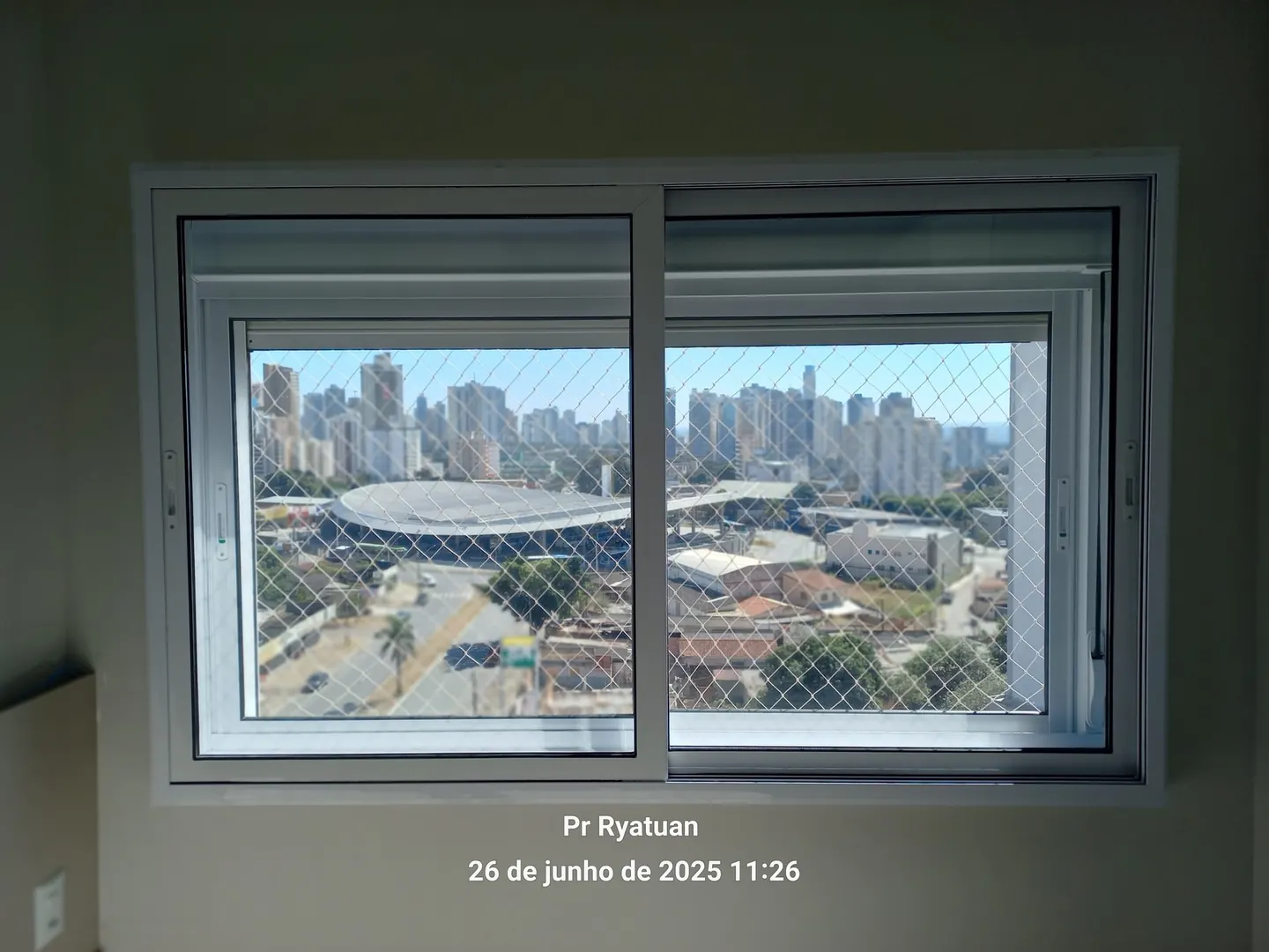 Janela acústica de sobrepor instalada em apartamento, pelo lado interno — foto 2