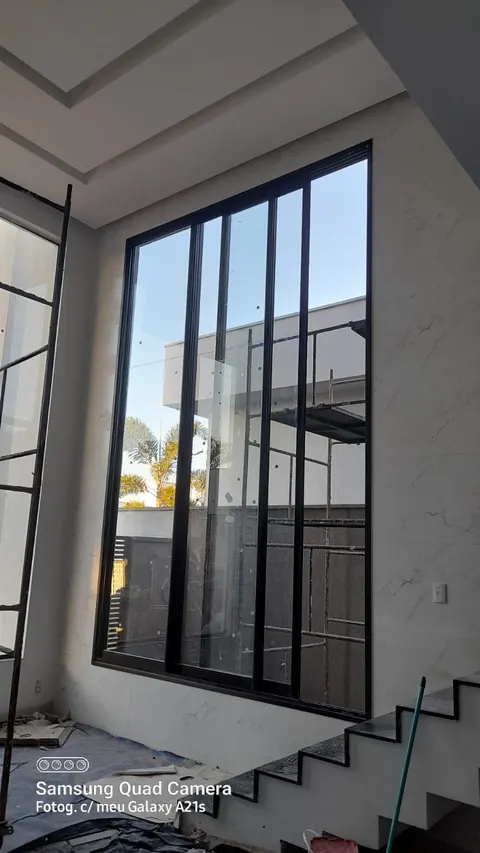 Detalhe do encontro em canto da janela sequencial