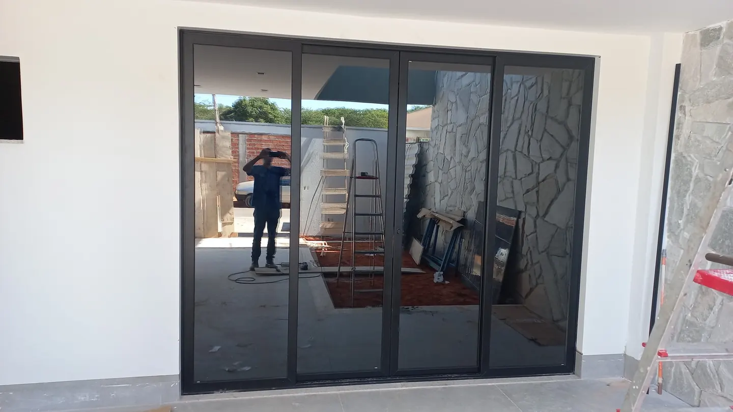 Porta acústica instalada, com vedação perimetral e folha maciça — foto 1