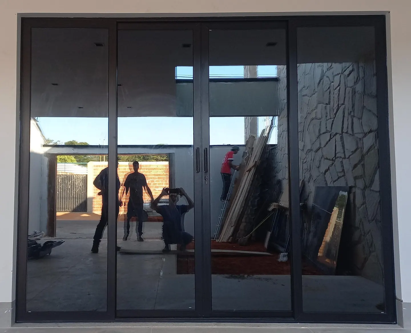 Porta acústica instalada, com vedação perimetral e folha maciça — foto 2