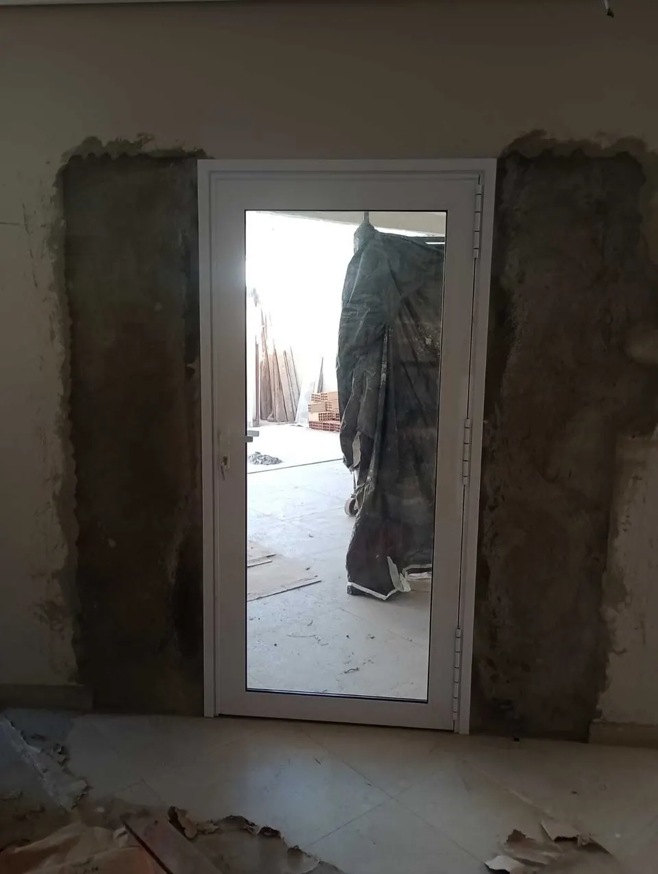 Porta acústica instalada, com vedação perimetral e folha maciça — foto 3
