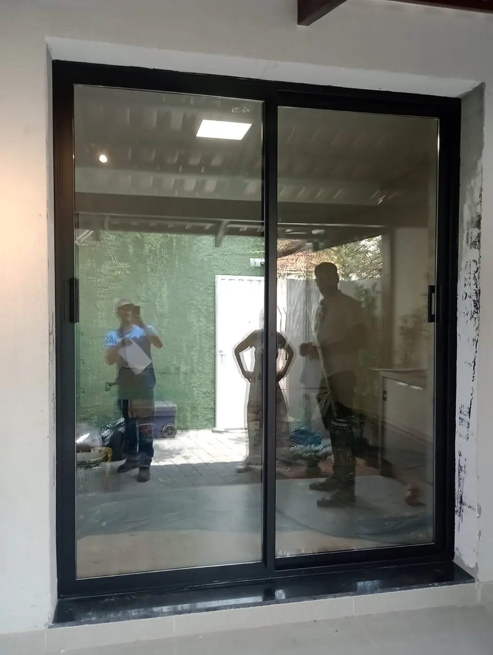 Porta acústica instalada, com vedação perimetral e folha maciça — foto 4