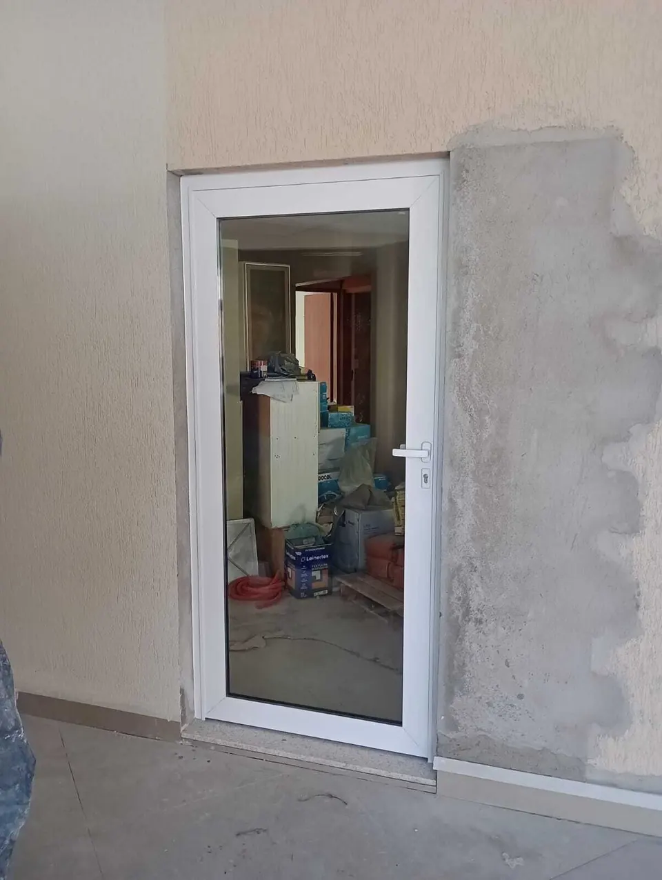 Porta acústica instalada, com vedação perimetral e folha maciça — foto 5