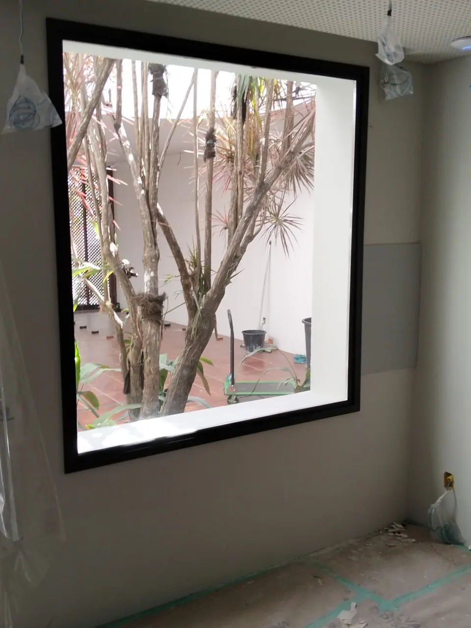 Quadro fixo acústico instalado entre ambientes — foto 1