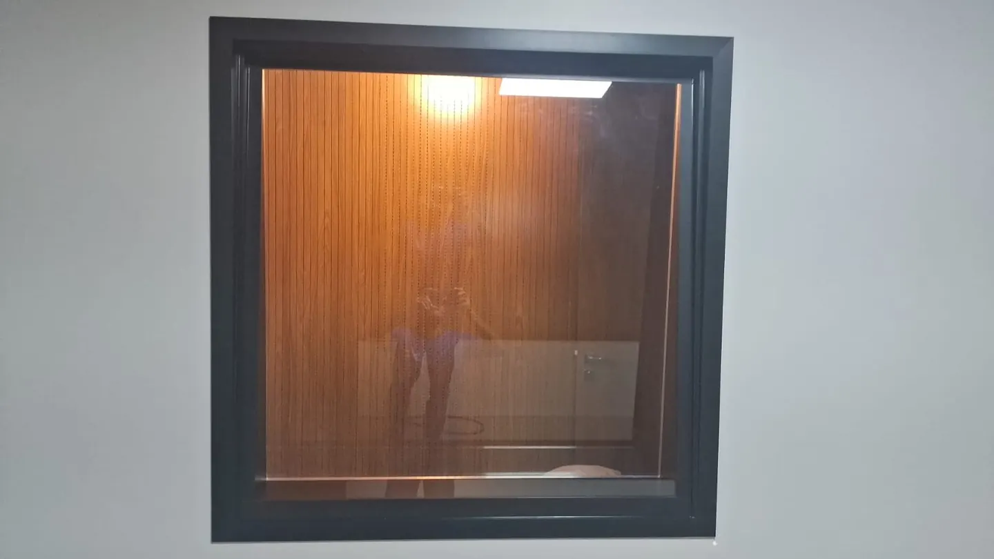 Quadro fixo acústico instalado entre ambientes — foto 4