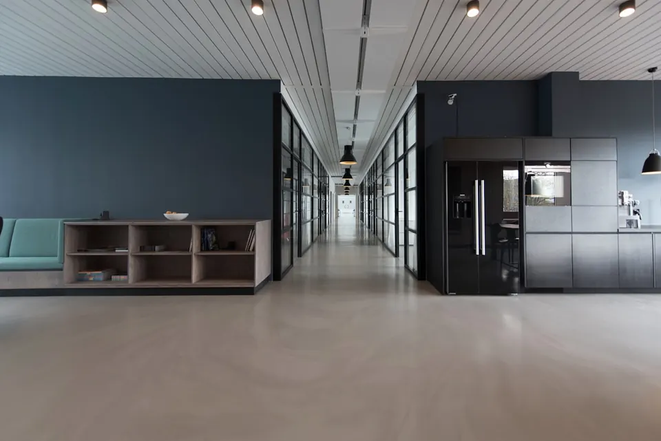 Ambiente de home office com janela de alumínio