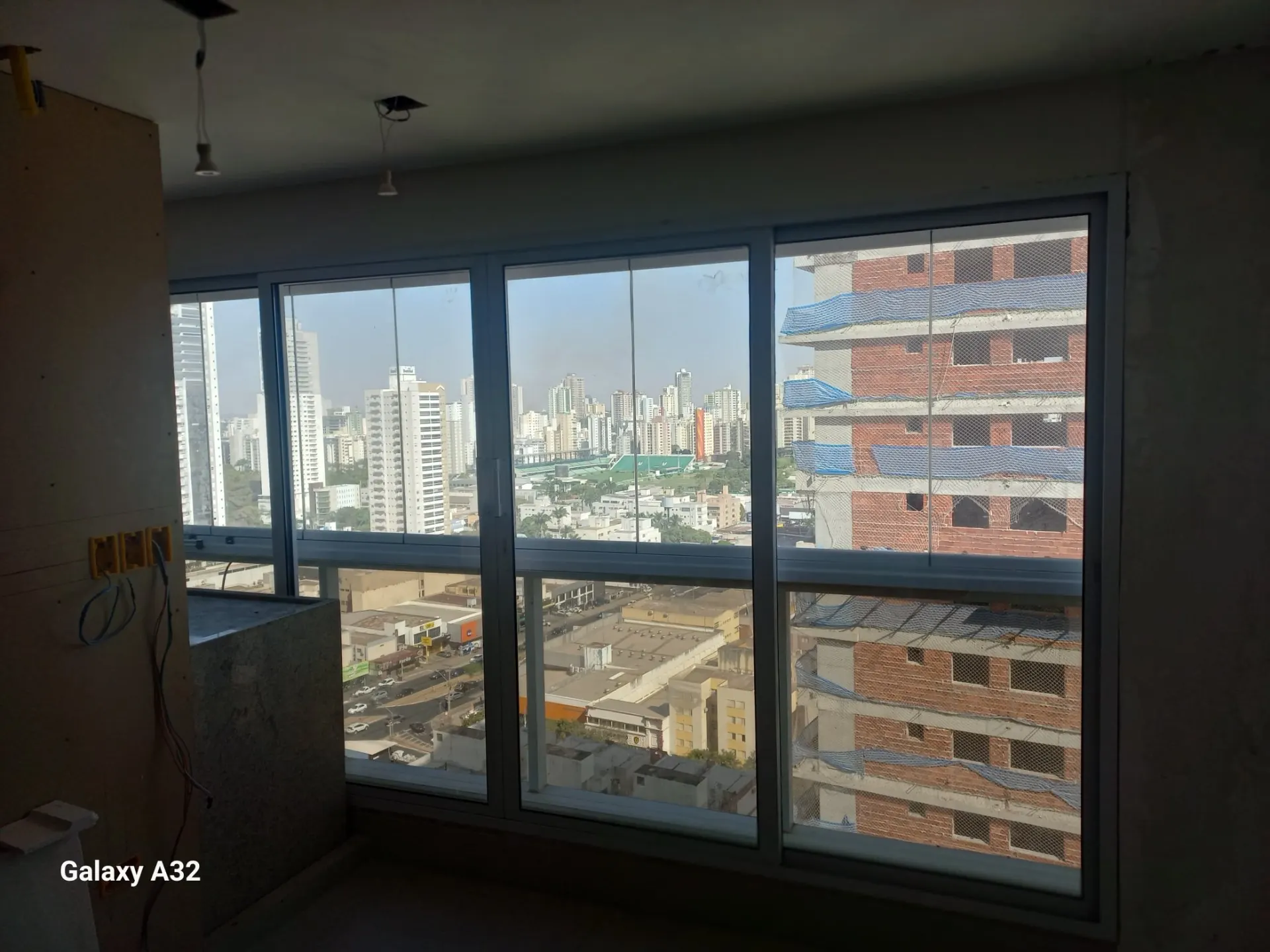 Fachada em pele de vidro com estrutura oculta e vidro refletivo