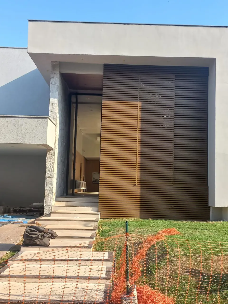 Casa Jardins Verona com esquadrias de alumínio e brise na fachada