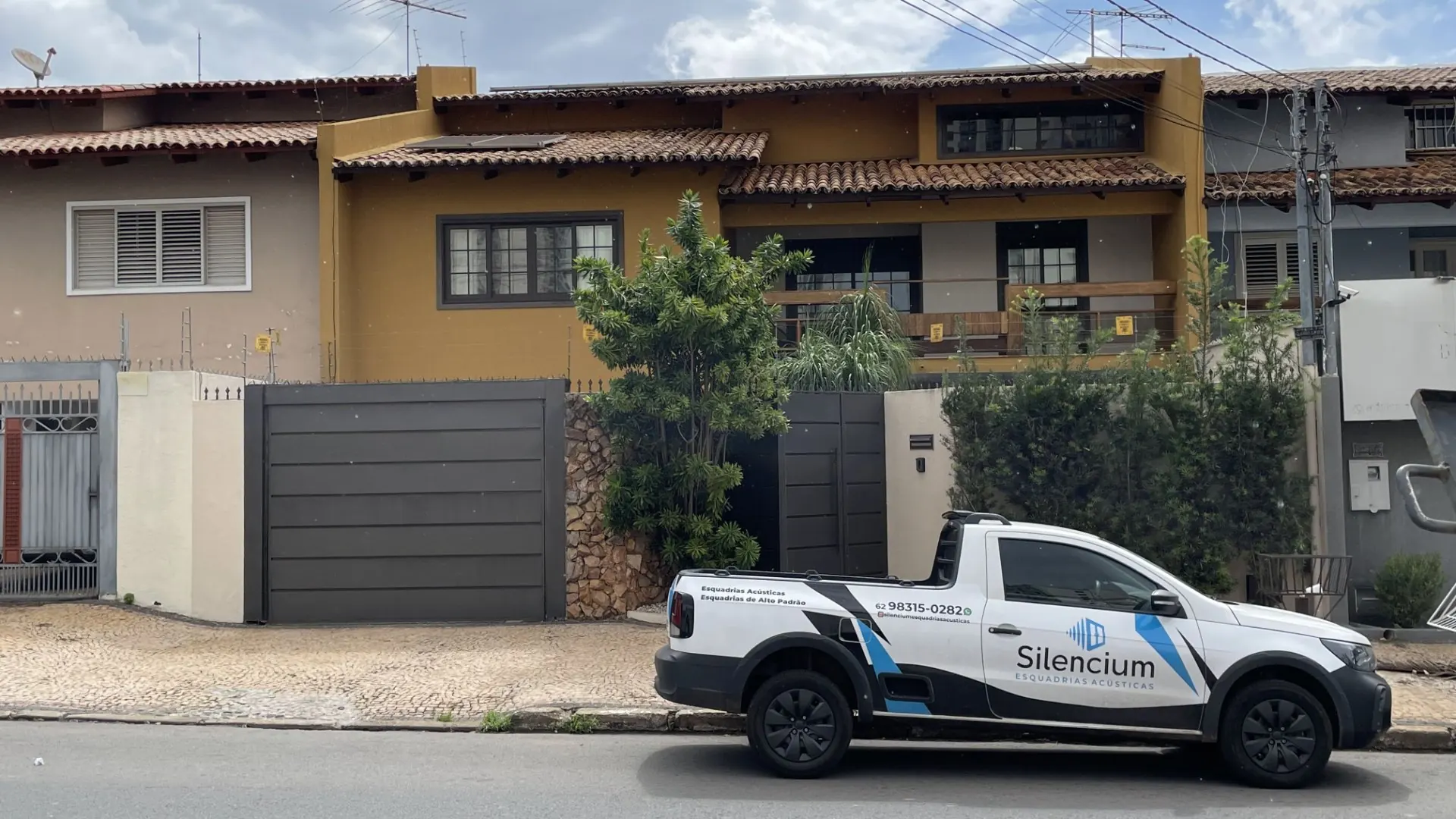 Esquadria acústica com pinázios instalada em sobrado no Setor Marista, em Goiânia