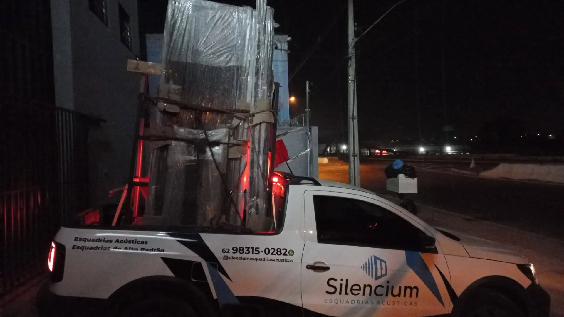 Esquadria de alumínio fabricada pela Silencium instalada em obra em Goiânia